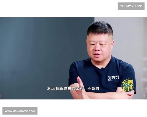 狄龙布克接受采访时的幽默瞬间:径直走过的“打断”带来的轻松氛围 狄龙布克接受采访时的幽默瞬间:径直走过的“打断”带来的轻松氛围